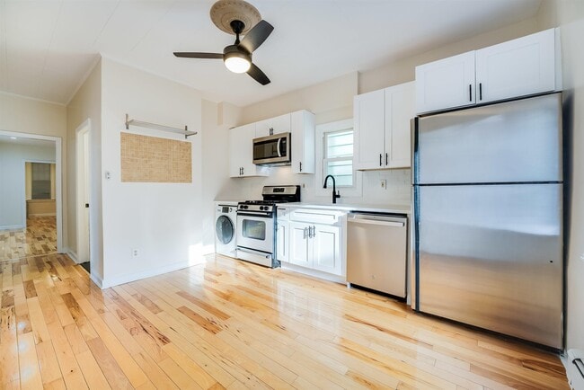 Building Photo - 100 W 17th St Unit 1