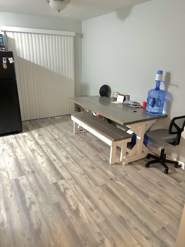 Photo - 557 E Division St