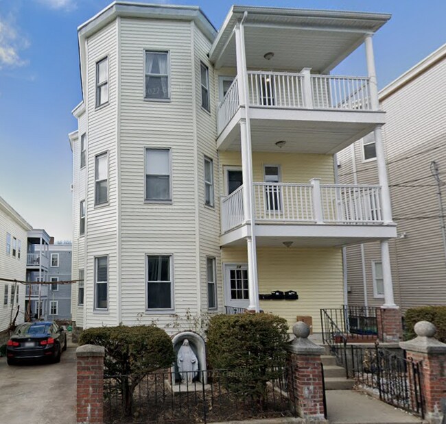 Building Photo - 14 Belknap St Unit 1 Rental