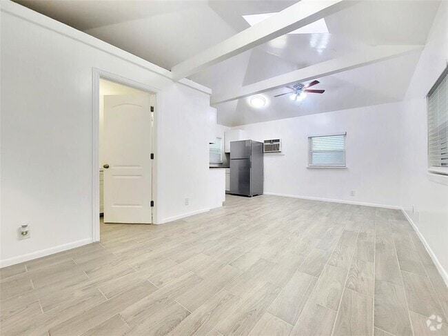 Building Photo - 1014 1/2 E 38th St Rental