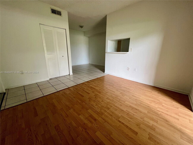 Photo - 2421 NW 96th Terrace Unidad 20N Rental