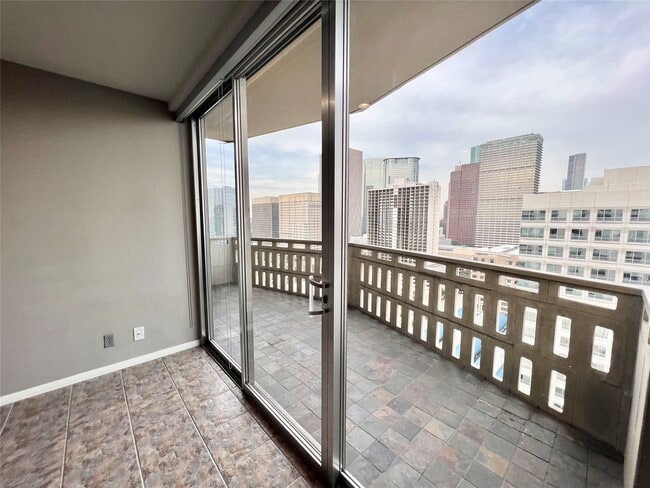 Building Photo - 2016 Main St Unit 1905