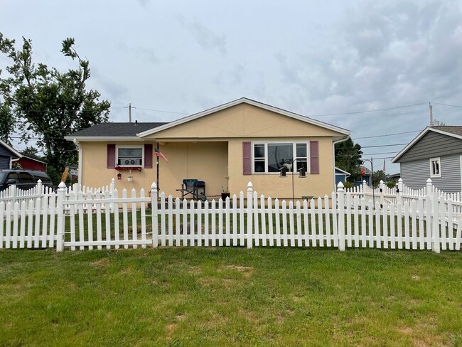 Nice 4 bedroom 2 bath ranch with a fenced ... - Nice 4 bedroom 2 bath ranch with a fenced ... House