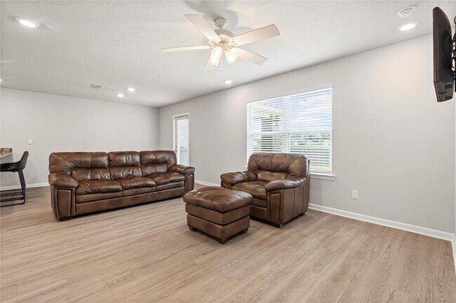 Photo - 2599 Cedarwood St