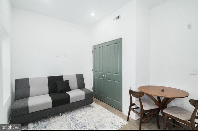 Photo - 3127 Richmond St