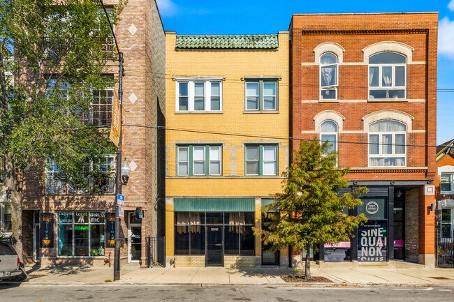 Building Photo - 2042 W Chicago Ave Unit 2R