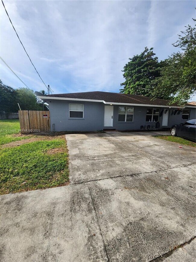 Building Photo - Goulds Duplex Unit Left 3/2