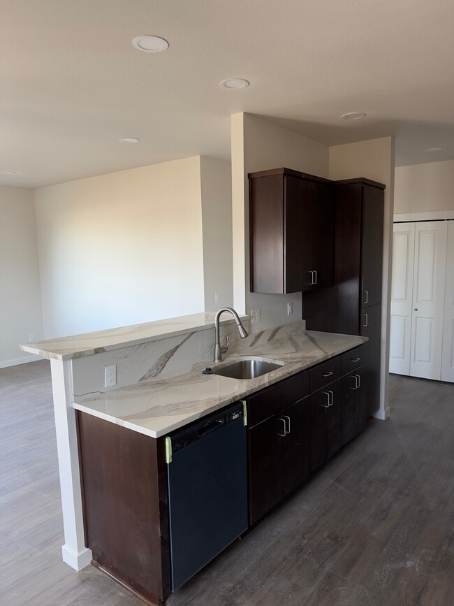 Photo - Hardcastle Apartments