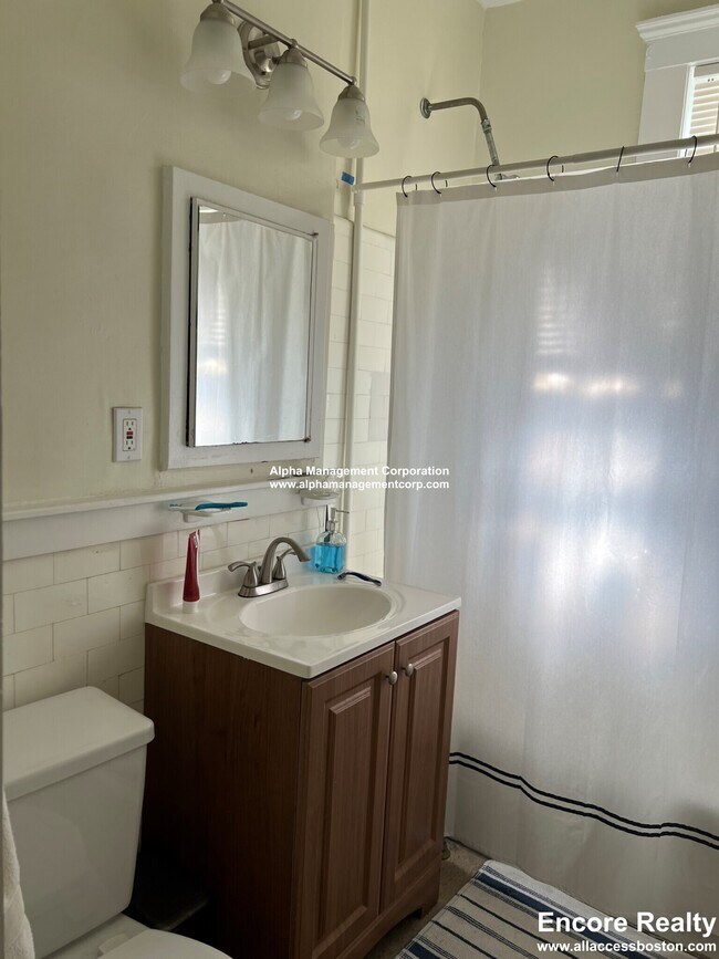 Building Photo - 94 Maple St Unit 1