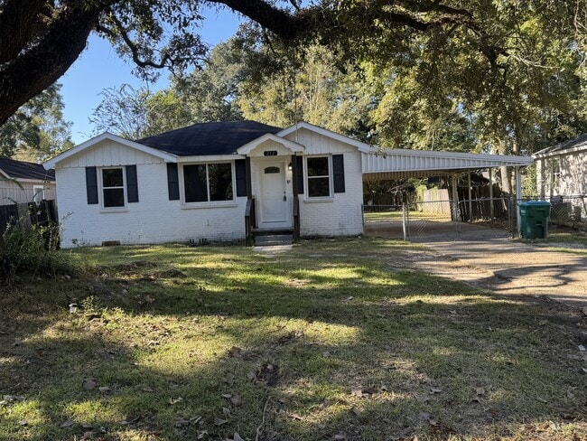 Photo - 212 Hazelnut St