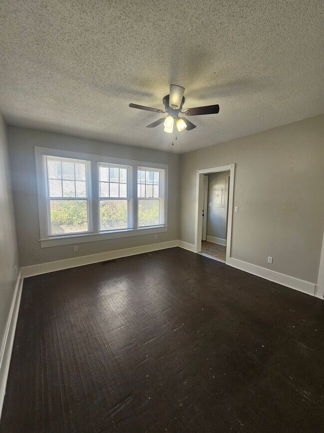 Photo - 1033 E 5th St