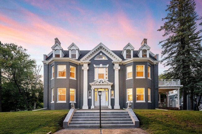 Building Photo - Beautiful 3+ Bedroom/1 Bathroom THIRD Floor Apartment in East Duluth Mansion - AVAILABLE TODAY! Unit 2307 E Superior St - 3