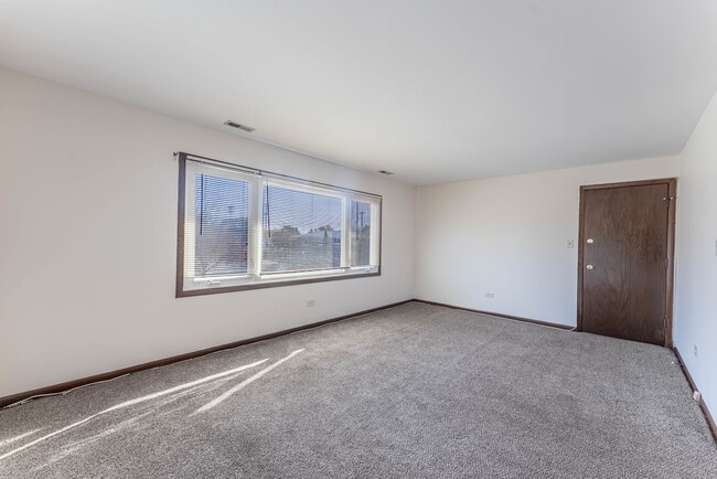 Photo - 7560 Banks St