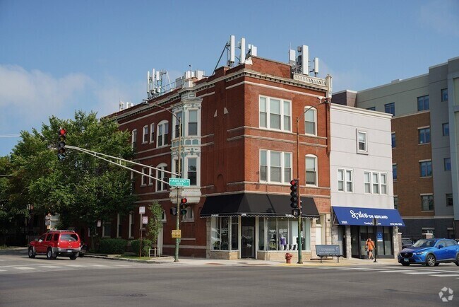 Building Photo - 3559 N Ashland Ave Unit 3R Rental