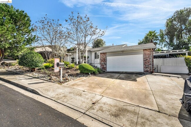 Photo - 909 Halite Way