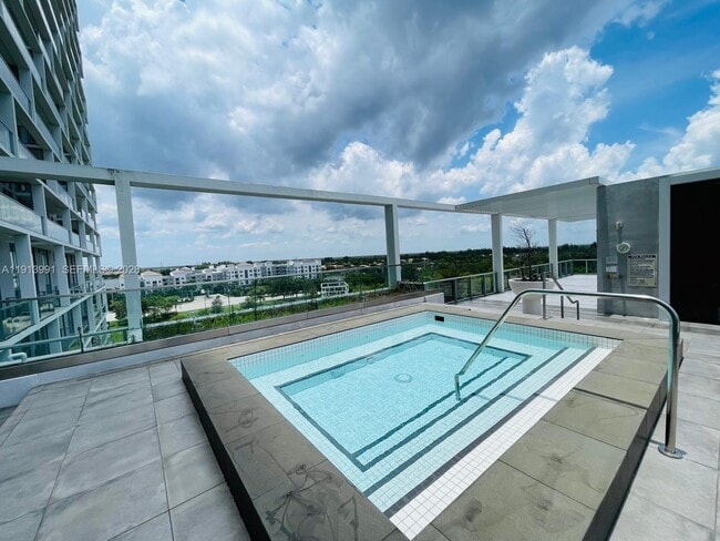 Photo - 2000 Metropica Wy Unit 605