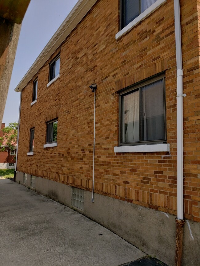 Right Side of Bldg - 4525 Roth Ave Unit 2E