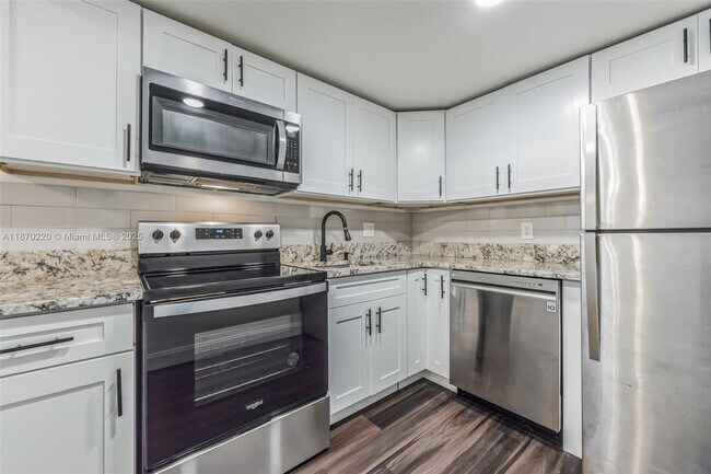 Photo - 480 NW 20th St Unidad 2010