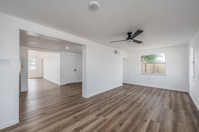 Photo - 1811 Rhoades Terrace