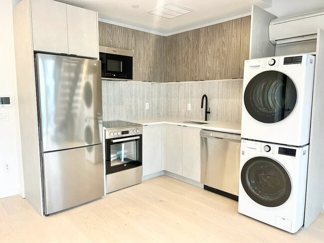 Photo - 37-25 32nd St