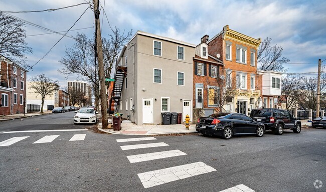 Building Photo - 221 W 6th St Unit 2 Rental