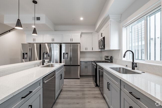 15 habitaciones, 12 baños - 3800 pies cuadrados - Cocina - 1360 W 35th Student Housing