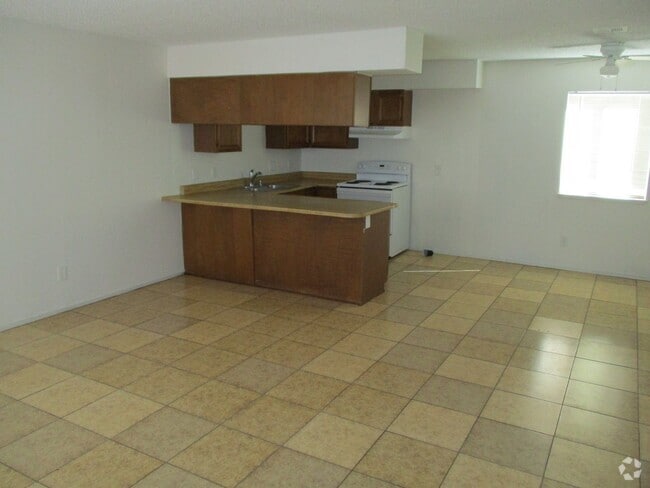 Building Photo - 2209 N Jones Blvd Unit 2209 N Jones Blvd #2 Rental