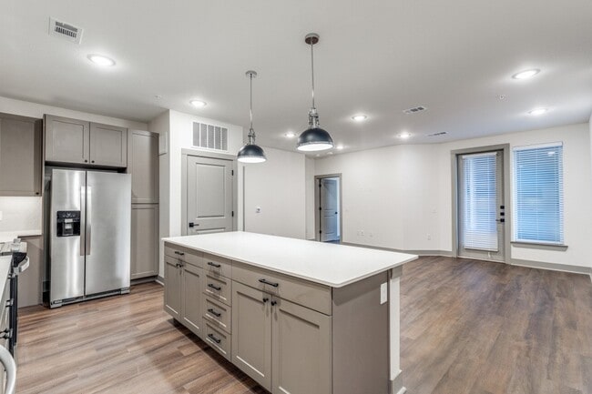 Building Photo - 1950 Winrock Blvd Unit b2 Rental