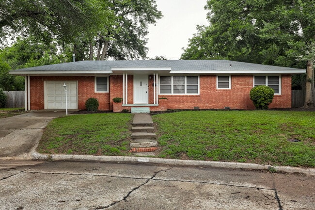 Building Photo - 1641 Marian Dr