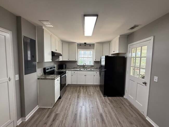 Building Photo - 18 N Zetterower Ave Rental