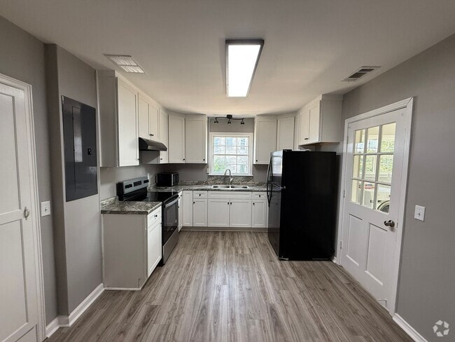 Building Photo - 18 N Zetterower Ave Rental
