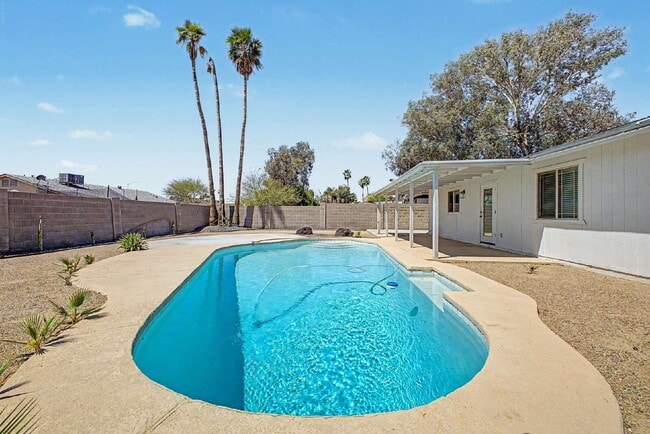 Building Photo - 2303 E Inverness Ave