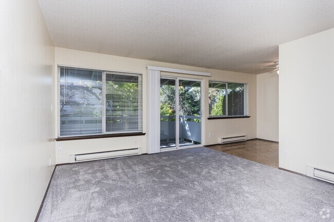 2BR, 2BA - 675SF - Living Room