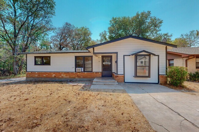 Building Photo - Charming 3-Bed/1 Bath Home with Private Backyard for Lease
