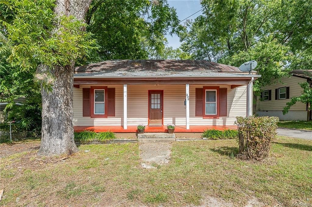 Fully Fenced in Backyard! - 308 Orange Ave House