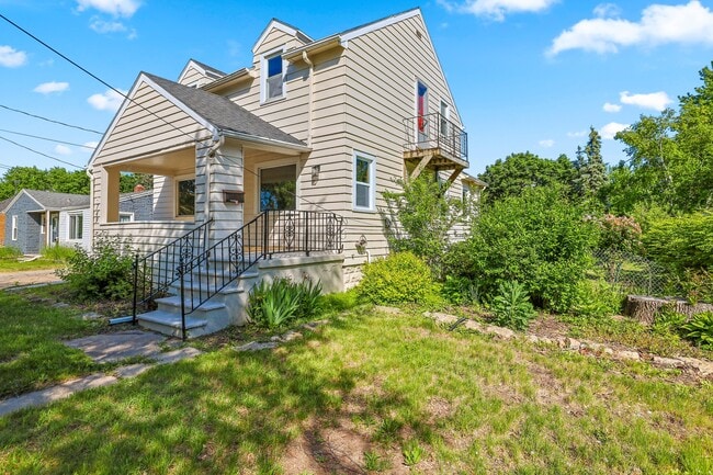 Photo - 749 Appleton Rd