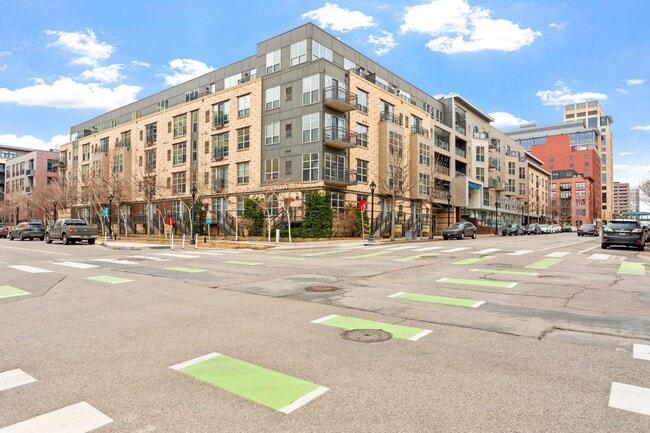 Disfruta del ambiente del Mill District cuando vivas en The Ellory. - The Ellory