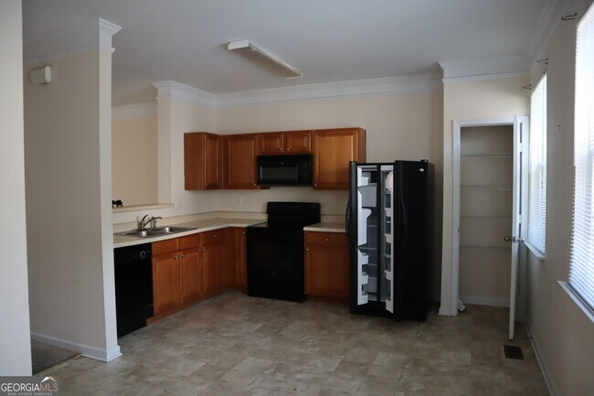 Photo - 658 Providence Pl SW