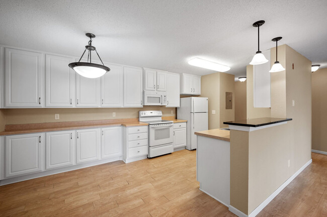 Sterling Ponds Apartments - Sterling Ponds Apartments