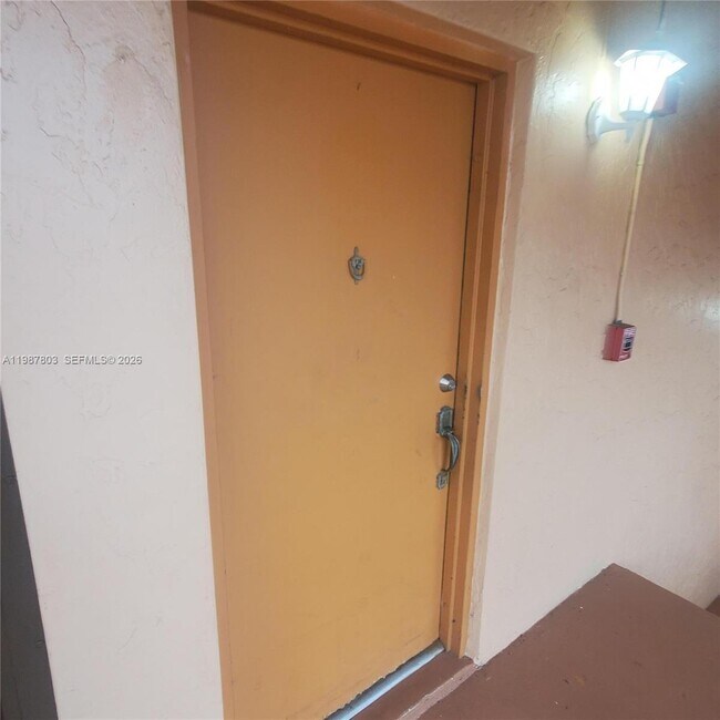 Building Photo - 7151 Miami Lakes Dr Unit P36