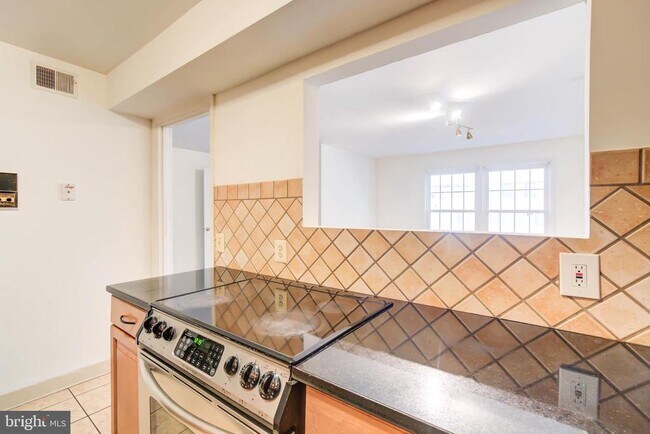 Photo - 900 24th St NW