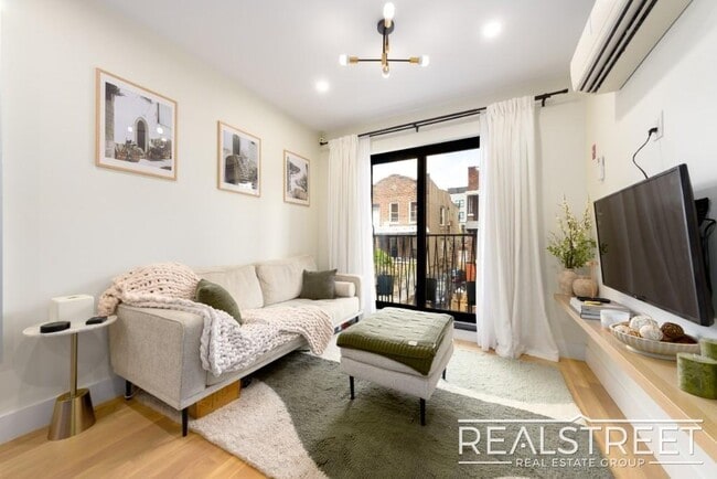 Photo - Brand New 2 bed with in unit WD Shared Roof and more! Unidad 4F