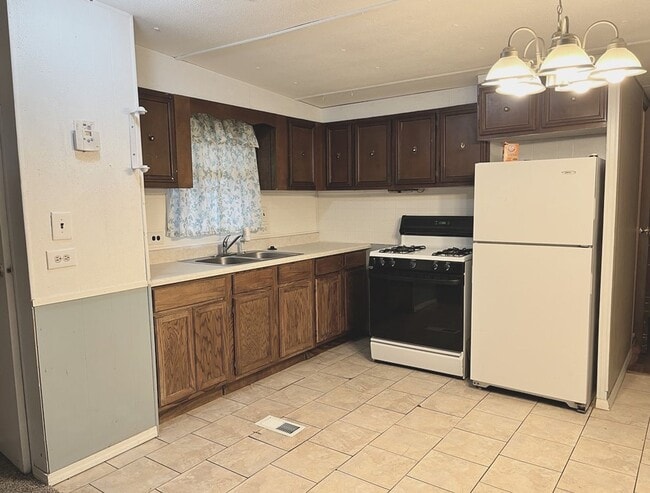 Building Photo - 1360 E Commercial St Unit 1360 E Commercial Trailer B