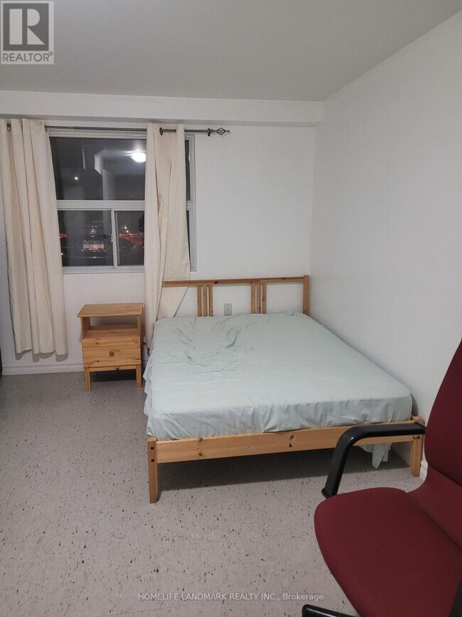 Photo - 3249 Oakglade Crescent