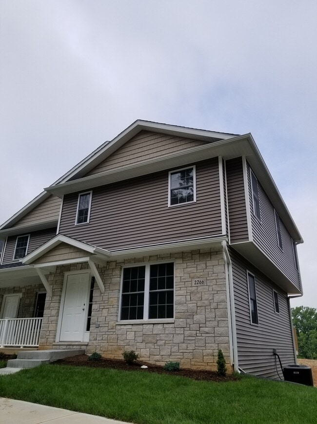 Building Photo - Beautiful and Modern 3 Bed 2.5 bath Home!