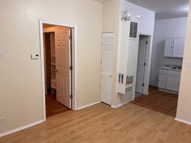 Photo - 1356 N Greenview Ave Unit 1R