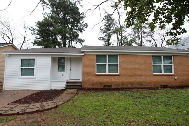 Building Photo - AVAILABLE: 4 Bedroom, 2 Bath in Tyler, Texas!