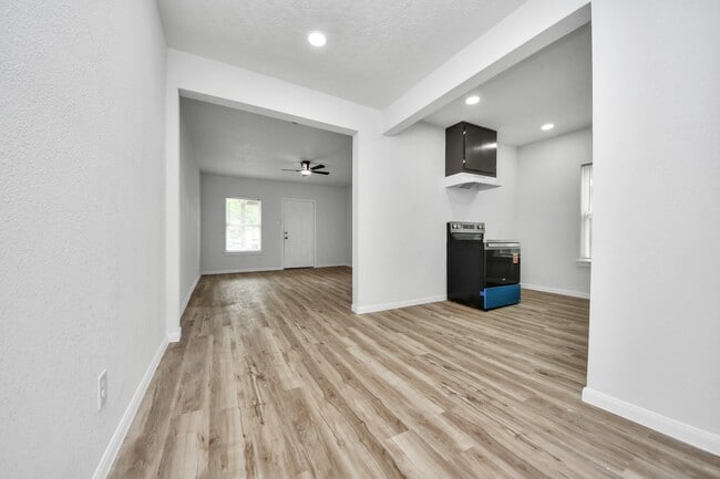 Photo - 7021 Canal St
