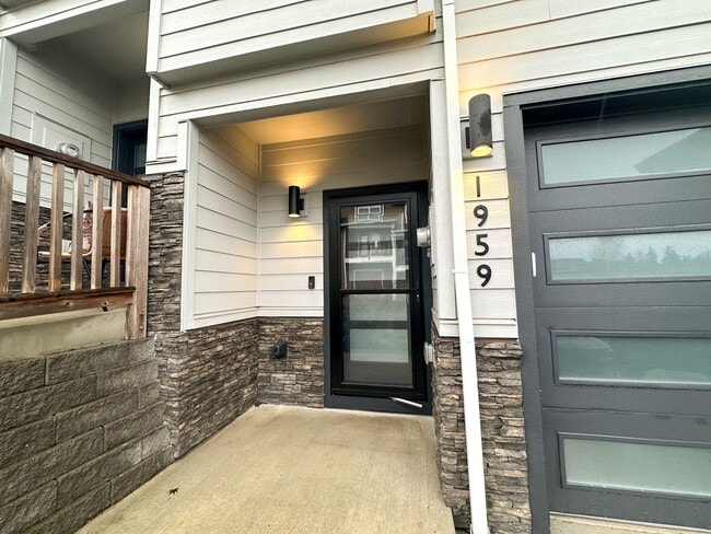 Building Photo - Welcome Home — Modern Townhome in South Salem’s McKenzie Ridge