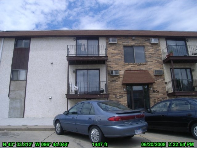 Photo - 601 W Russell St Apartments